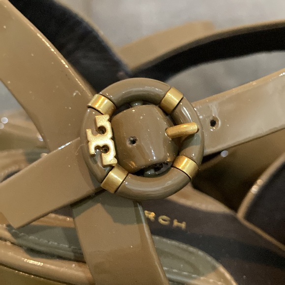 Tory Burch Mary Jane pump. Excellent cond. SZ 8. Toasted sesame patent leather. - Picture 3 of 10